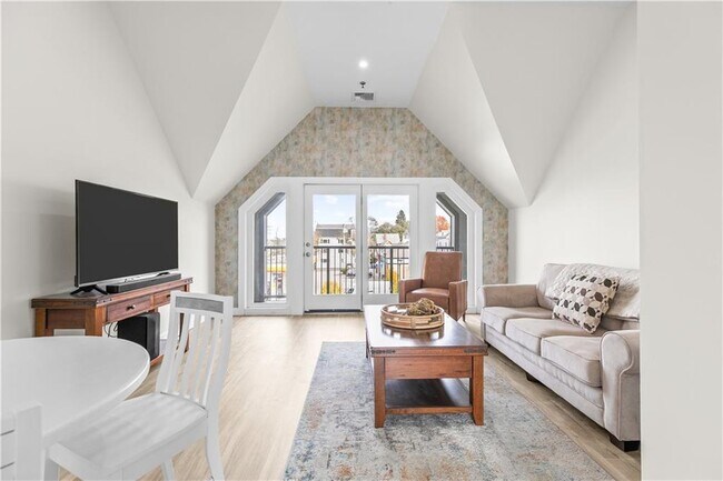 Photo - 580 Thames St Unit B2