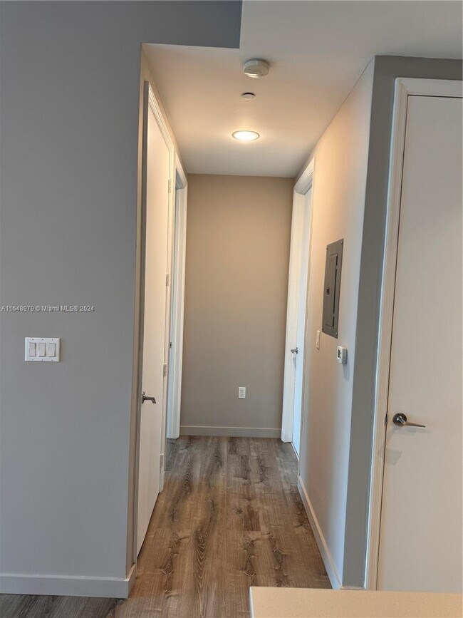 Pasillo - 55 SE 6th St Unidad 4306