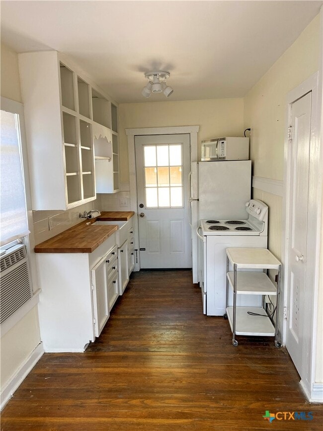 Photo - 385 Comal Ave