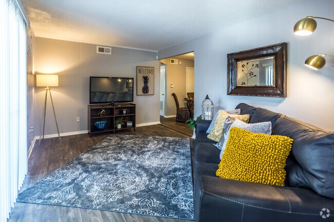 2 BR, 1.5 BA - 950SF