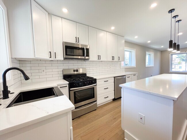 Photo - 1267 Emerson St NE