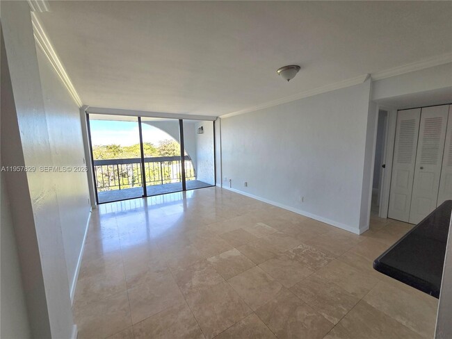 Photo - 2715 Tigertail Ave Unidad ph605