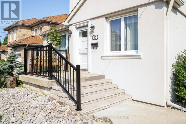 Photo - 42 Kingsview Blvd