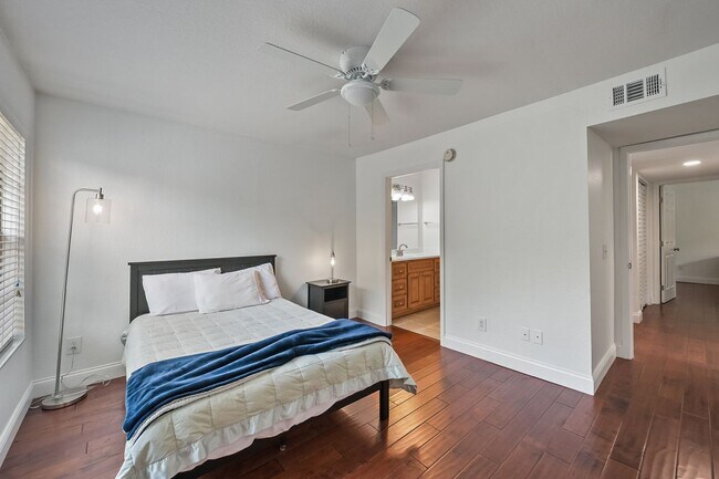 Photo - 13703 Richmond Park Dr N Unit 1805
