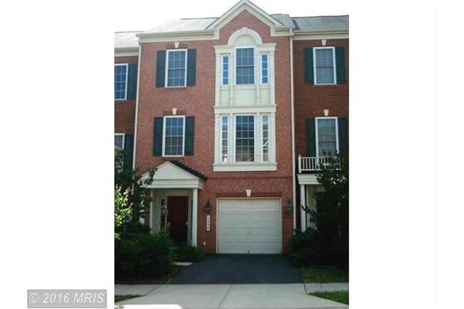 Building Photo - Spacious Townhouse in the City!