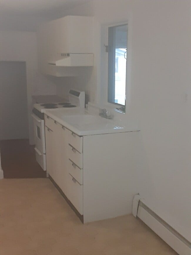 Building Photo - 357 Main St