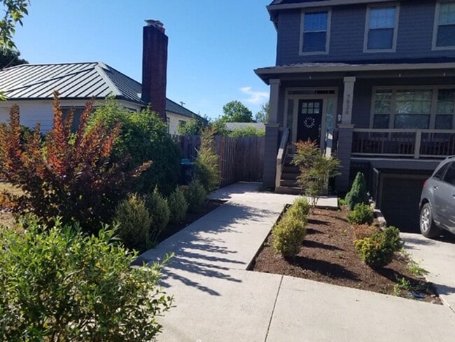 Building Photo - 7936 SE Raymond St Unit B