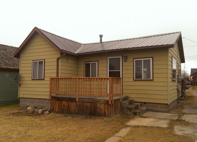 Building Photo - 206 E 9th St Rental