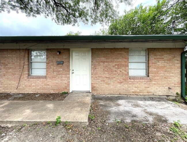 Building Photo - 904 N Meadows Dr