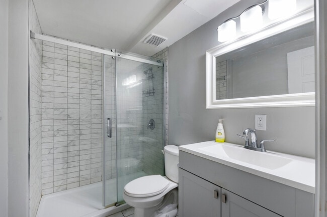 Photo - 647 Victoria St S