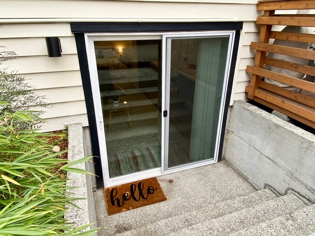 Building Photo - 4045 54th Ave SW Unit 1 Genesee Gem