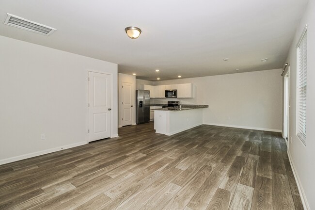 Photo - 668 Savanac St SE