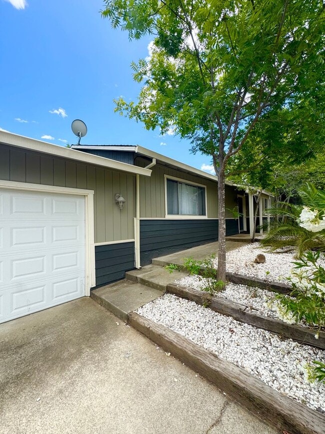Building Photo - Private Renovated Home in Westside Redding
