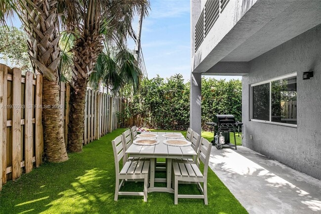 Photo - 1123 NE 23rd Ter