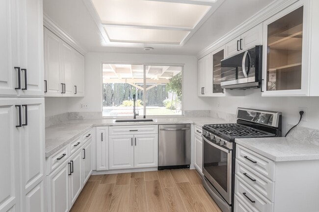 Building Photo - Spacious 3-Bedroom Home with Pool, Jacuzzi...