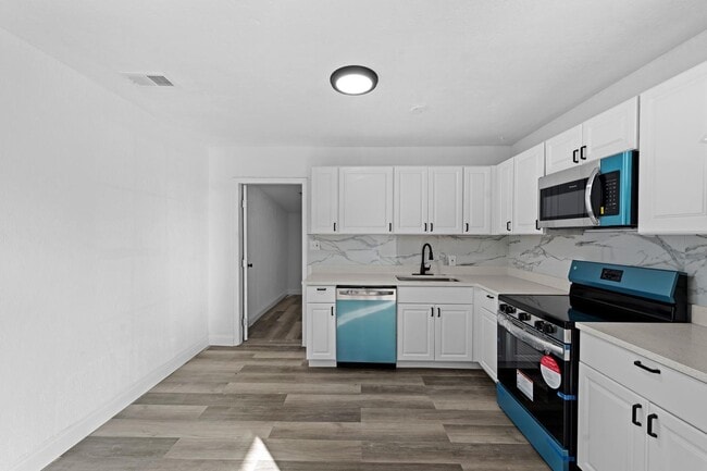 Photo - 585 Lindley Terrace