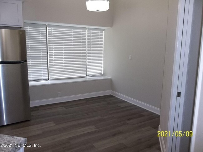 Photo - 8072 Kilwinning Ln