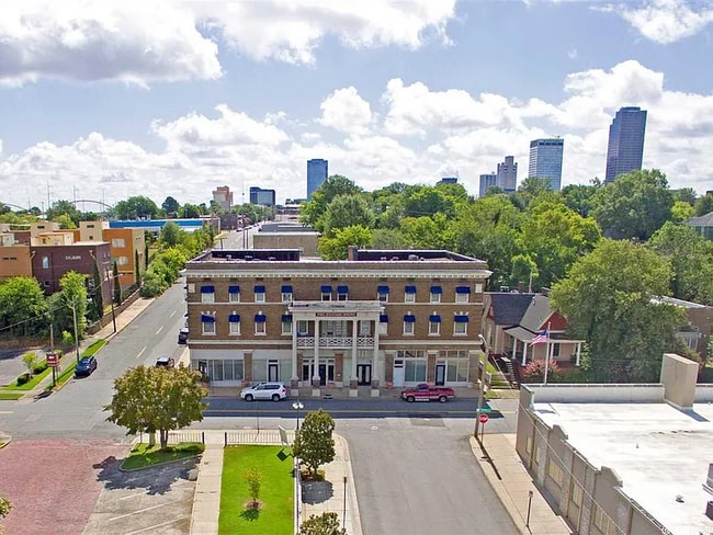 Building Photo - 101 S Victory St Rental