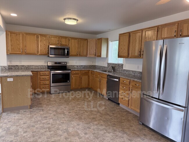 Photo - 991 Mill St