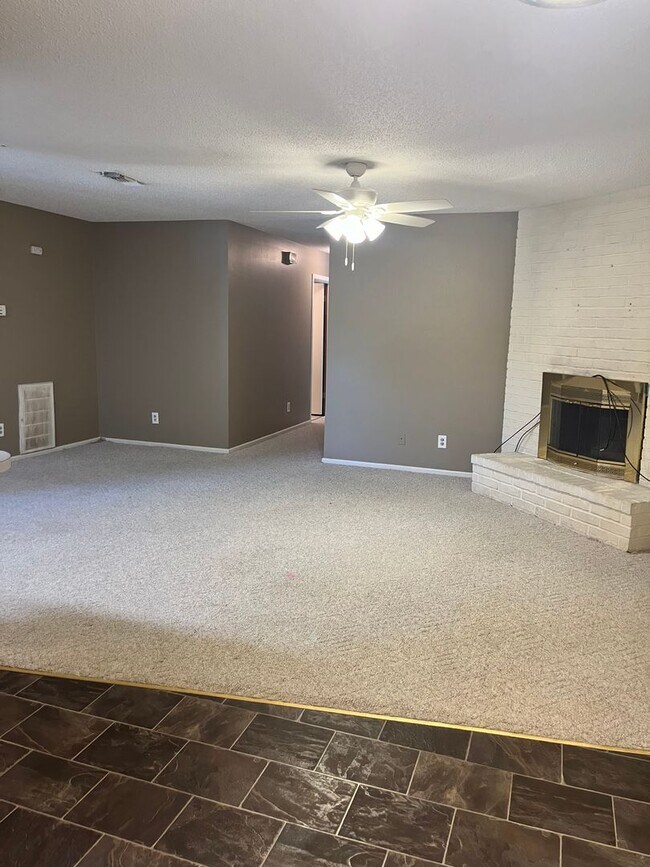 Photo - 1105 E 23rd St Unidad 1105 -  B