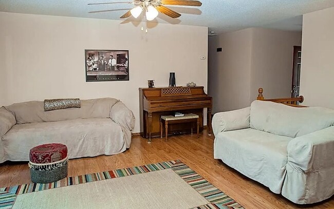 Building Photo - GREAT SINGLE FAMILY Home