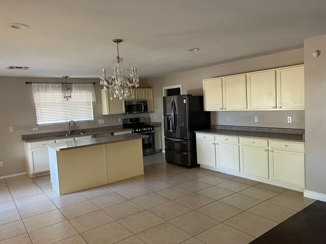 Photo - Spacious 4 Bedroom 2.5 Bath Home with Pool in Oro Valley