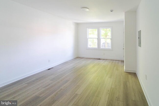 Photo - 1500 V St SE