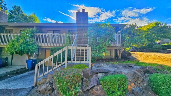 Building Photo - Modern Bellevue Townhome | Chef’s Kitchen,...