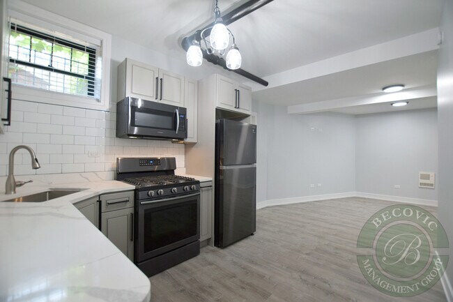 Photo - 1062 W Glenlake Ave Unit GW