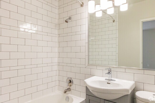 1BR, 1BA - 680SF - Bathroom - Weston Road Apartments