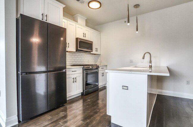 Building Photo - 1901 Summit Ave Unit 404