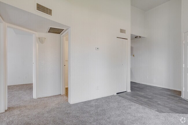 2BR, 2BA - 675SF