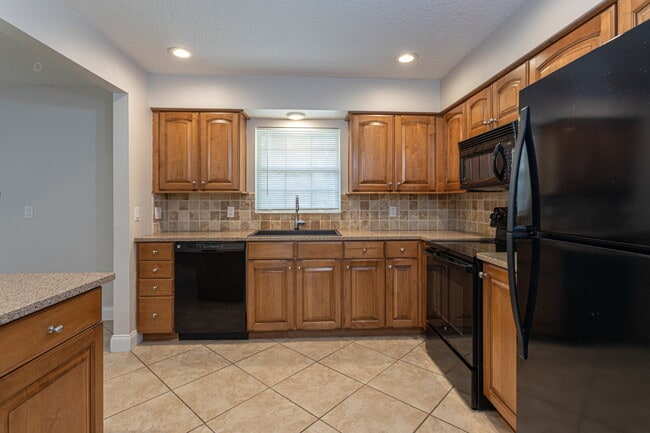 Building Photo - 3-Bedroom Home in Pine Lakes, Palm Coast