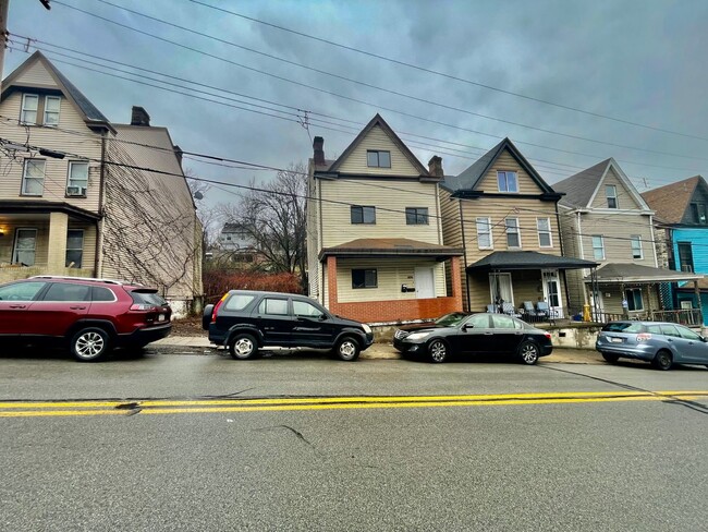 Building Photo - 2903 Stayton St Unit 2