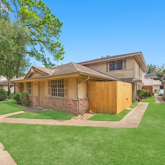 Building Photo - 5634 Birchmont Dr Unit 22