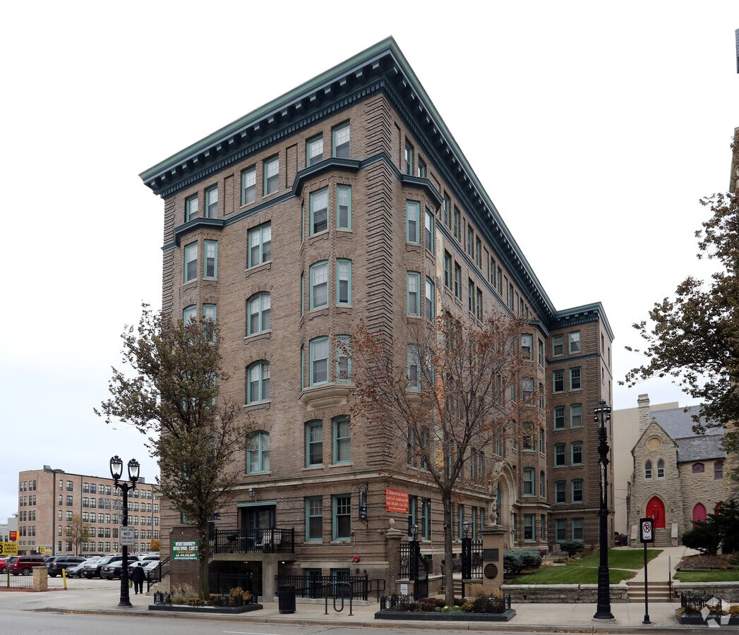 Photo - 825 W Wisconsin Ave