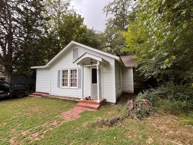 Building Photo - 3 Bedroom, 1 Bath home in West Rome!