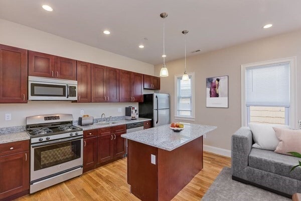 Building Photo - 358 Meridian St Unit 2