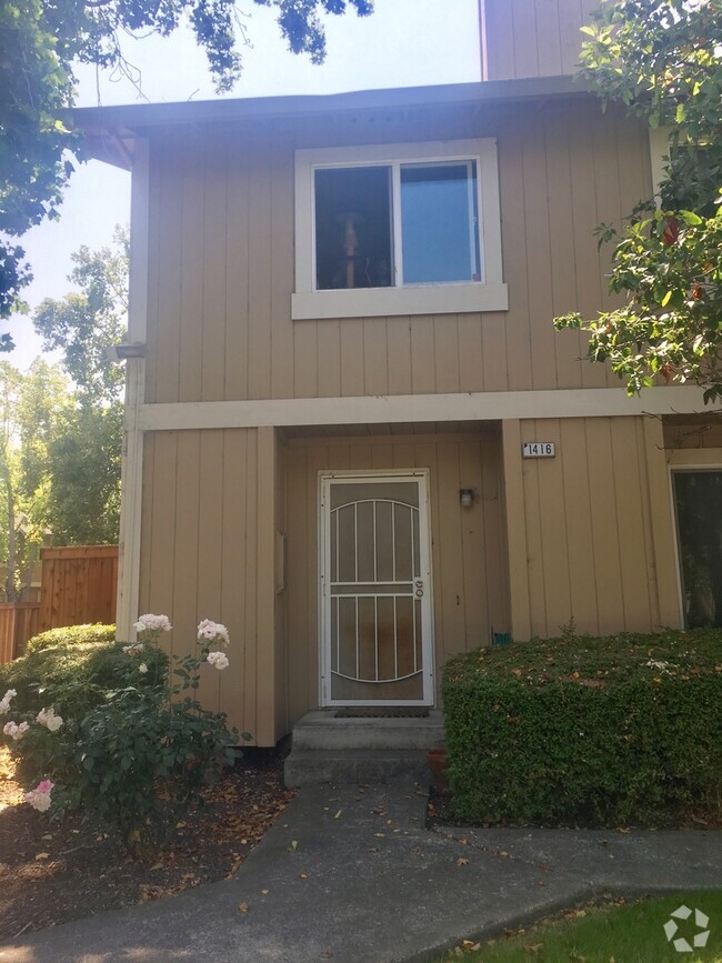 Building Photo - Great 3br/1.5ba end unit condo with 1 car ...