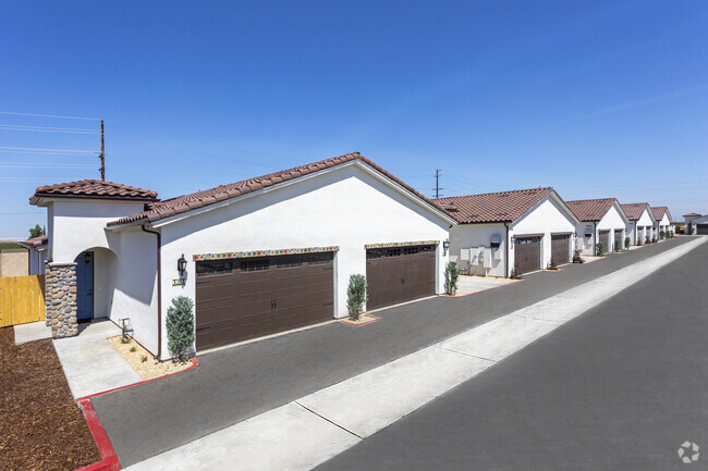 Building Photo - Vintage Visalia Rental