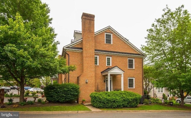 Building Photo - 5 Piedmont Dr