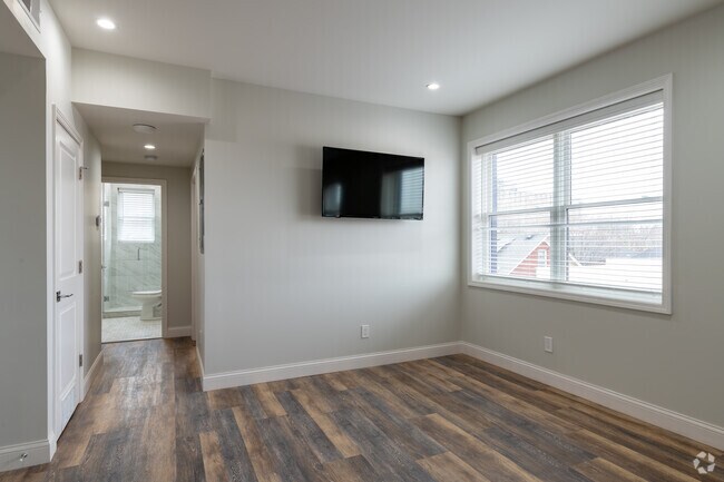 2BR, 1BA - 800 SF