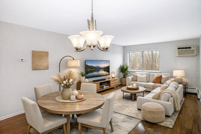 Living / Dining Area - 905 Lofts