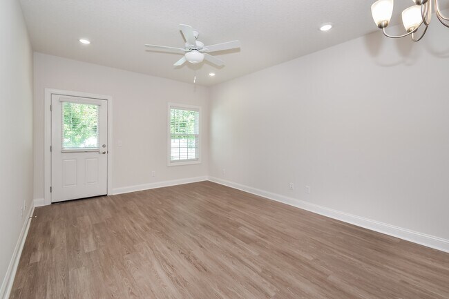 Photo - 1034 Walker Point Way