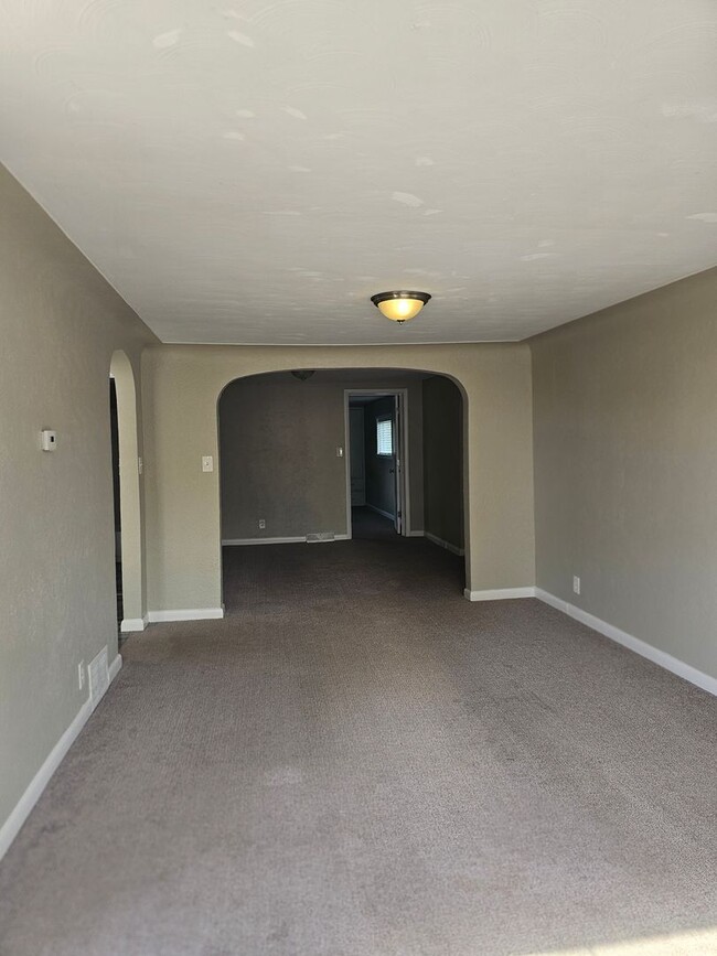 Building Photo - 609 N Division Ave Unit 609 N Division Ave, A Rental