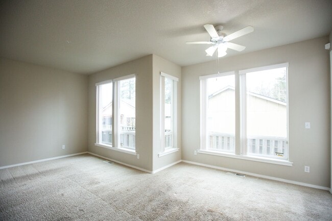Photo - 3 Bedroom Town Home Close to Nike Available !