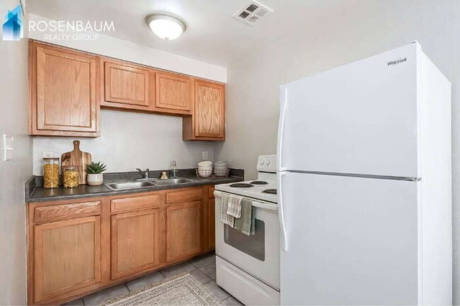 Photo - 3028 N Castro Ave Unidad 14