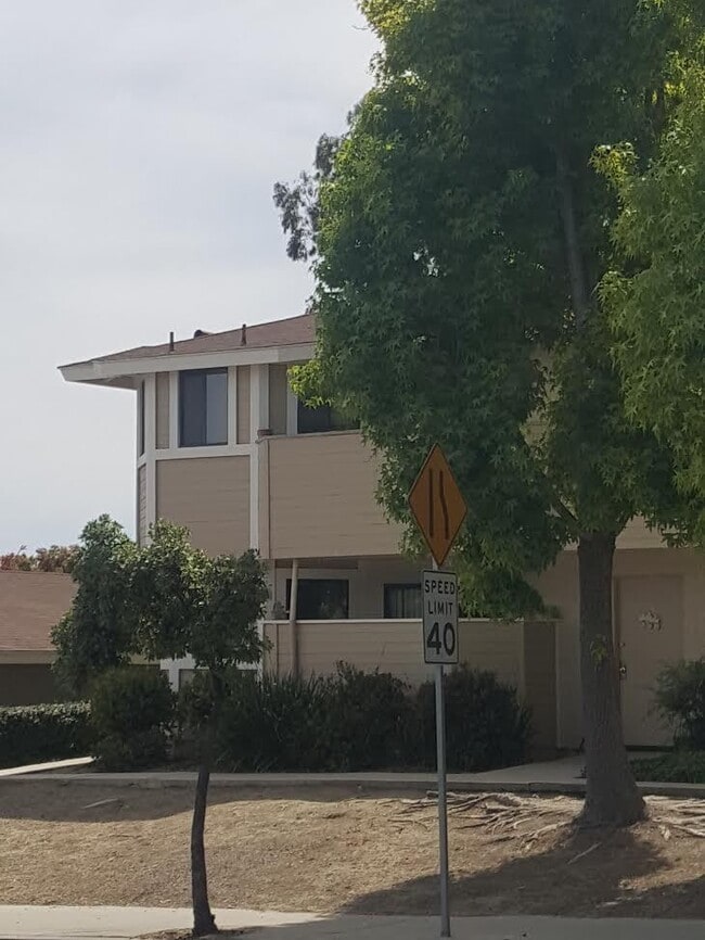Building Photo - Ventura 2+1 Upper level apartment w/ 1-Car Garage