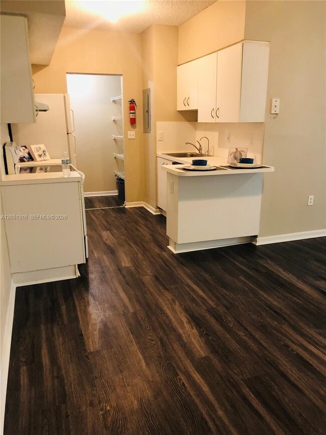 Building Photo - 3211 Sabal Palm Manor Unit 102