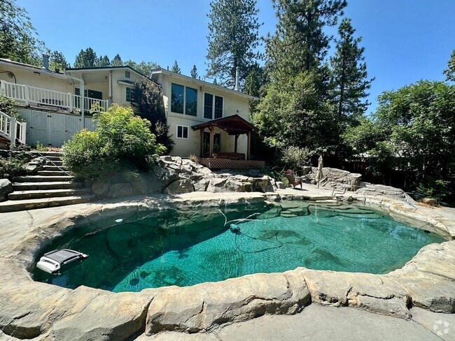Building Photo - Stunning 4 Bedroom 3 Bathroom House with a...